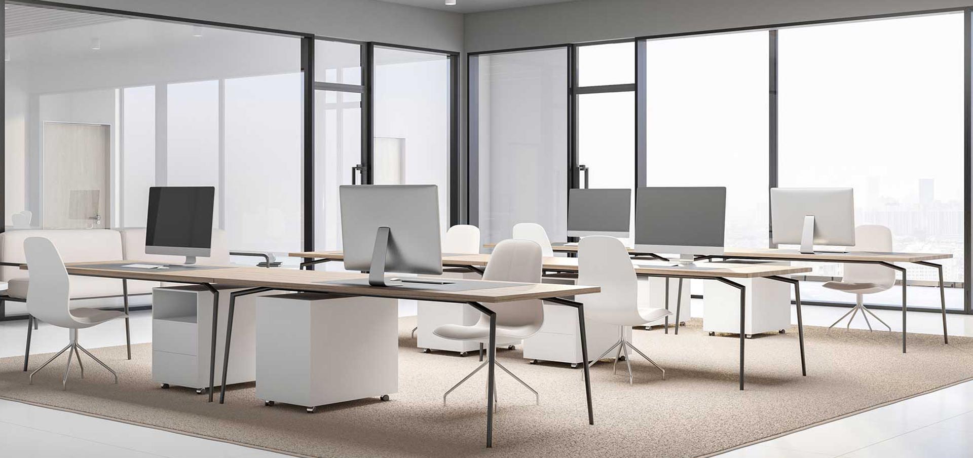 Büro in modernem Design mit großem Fenster und mehreren Arbeitsplätzen, die mit Computern ausgestattet sind